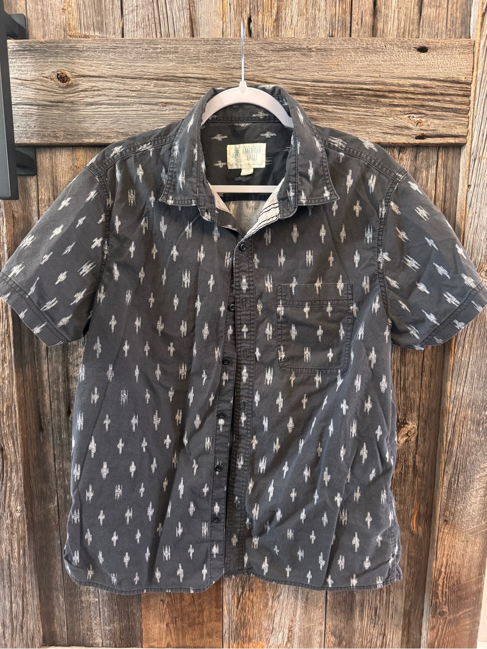 American Eagle Men’s Short Sleeve Button Up Shirt Size Large Pattern Casual